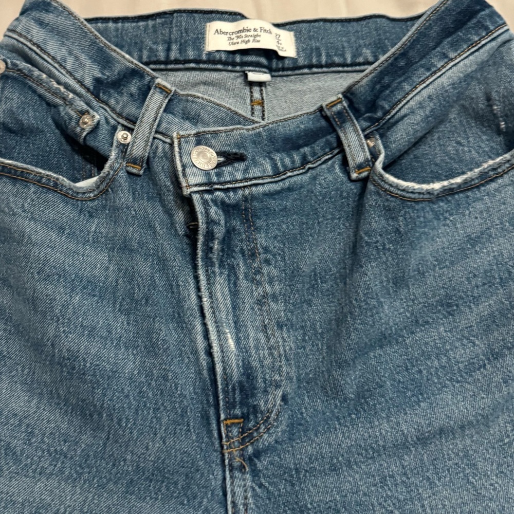 Ultra high-rise 90s jeans